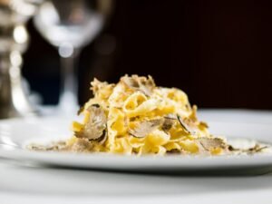 Pasta italiana con aderezo de trufa
