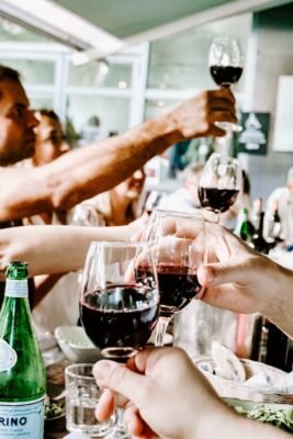 gente bebiendo palo cortado