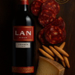lote gourmet regalo Rioja Tradición con vino LAN Rioja, queso curado Los Cameros, chorizo ibérico de bellota y picos artesanos