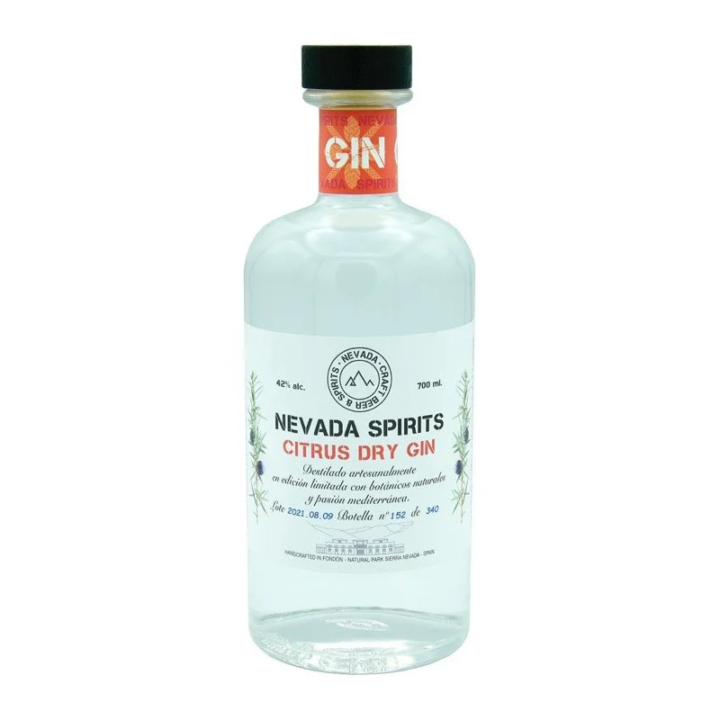 copa de ginebra con mandarina sobre fondo mediterráneo